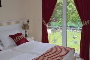 تختخواب و صبحانه Neron Turist Center