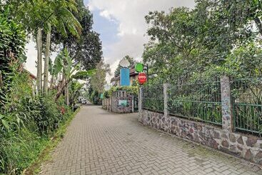 בית מלון כפרי Collection O 90461 Graha Atmadja Syariah Guest House