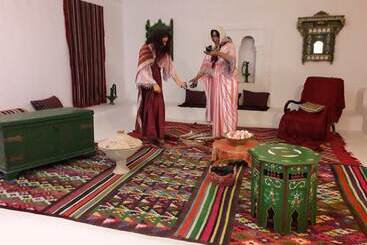 膳宿费 Dar Mamina