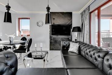 Frey Homes Waterlane Glamour Swimming Pool & Spa