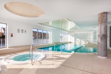 Frey Homes Waterlane Glamour Swimming Pool & Spa