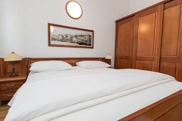 ツーリストアパートメント Apartments Villa Castello