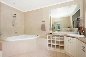 Canyons Bend  5 Minute Walk To Shops And Cafes