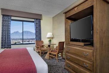 هتل Fiesta Rancho & Casino