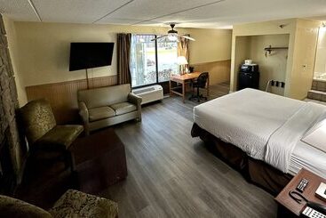 هتل Clarion Inn & Suites Near The Leconte Center Pigeon Forge