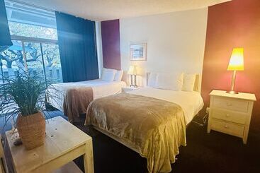 ホテル Foghorn Harbor Inn