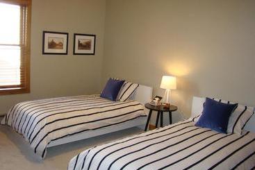 فندق The Ferringway Resort Condominiums