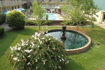 מוטל Golden Manor Inn & Suites