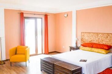 Отель Emoyeni Gardens