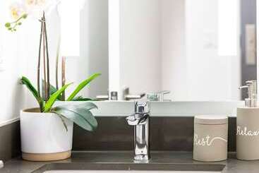 آپارتمان‌های توریست‌ها Sarkar Suites   Cumberland Street