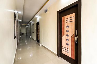 هتل Spot On 45145 Happy Guest House