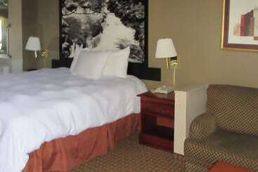 فندق Econo Lodge Inn & Suites