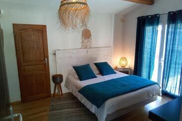 تختخواب و صبحانه La Chambre Haute