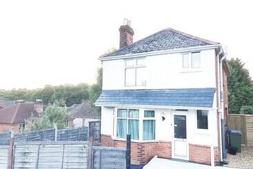 Жильё для туристов Charming Three Bed Home Near City Centre And Hospital