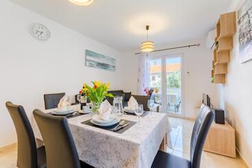 관광객 아파트 Apartments The Brothers