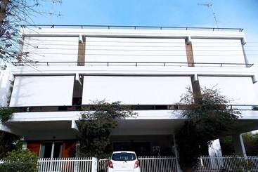 شقق خاصة سياحية Glyfada Spacious Apartment Garden