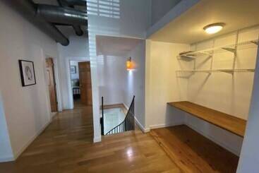 Жильё для туристов Krog Street Industrial Loft