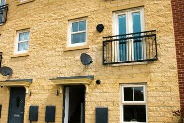 Impressive Urban Townhouse   Leeds City Centre