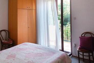 Жильё для туристов Apartments And Room Mirjana