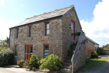 Cornwall Cottages   Helscott Barns
