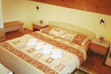 פנסיון Guest House First Stop