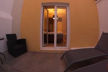 Пансион Temple Suites Guesthouse