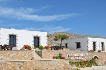 ツーリストアパートメント Traditional Apartments Madares