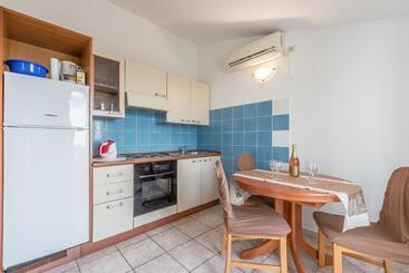 Apartments And Rooms By The Sea Vodice   6182