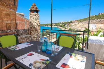 Apartments Roko With Sea View 1273