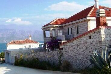 ツーリストアパートメント Apartments Villa Vanja