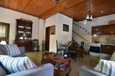 一軒屋 Traditional Greek Maisonette In Antiperni Village