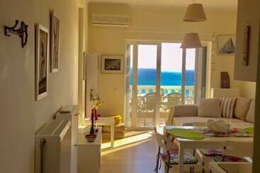آپارتمانهای توریستها Cosy Sea View Apartment Ionian Sea