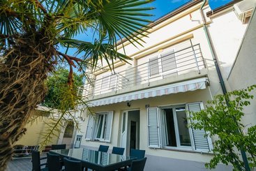 膳宿费 Skunca’s House