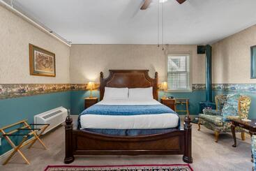 Hennessey House Bed And Breakfast