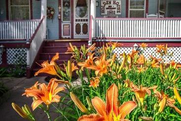 Holden House 1902 Bed & Breakfast Inn