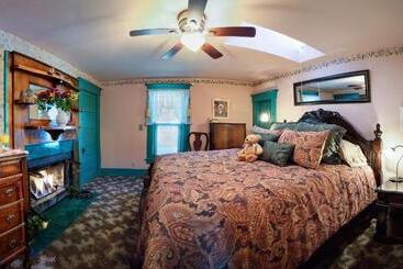 Holden House 1902 Bed & Breakfast Inn