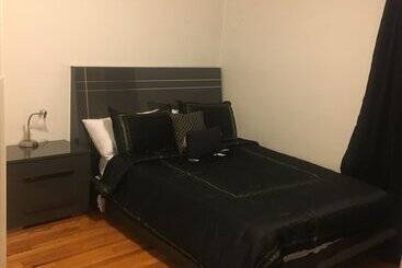 پانسیون Upscaled Home In A Quiet Neighborhood