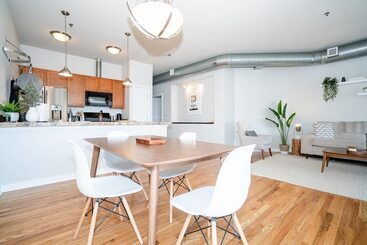 Жильё для туристов Elegance & Elevation: Mile High Condo In Highland