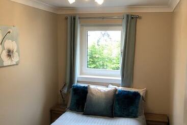 شقق خاصة سياحية Large Apartment Gla Airport