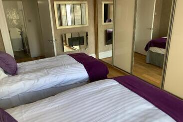 ツーリストアパートメント The Village Tavern Apartment