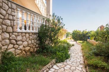 Жильё для туристов Apartments Crljenko