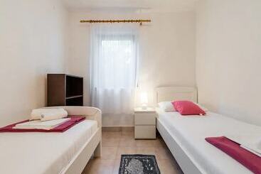 ツーリストアパートメント Apartments Villa Pelegrin