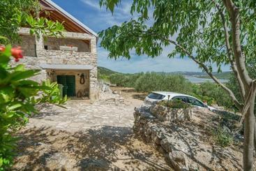 דירות לתיירים House Radojka