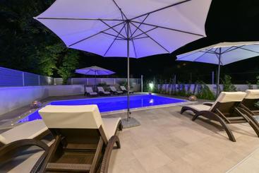 Luxury Villa Harbor