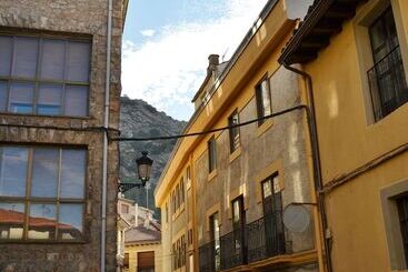 پانسیون Tres Puentes Anguiano