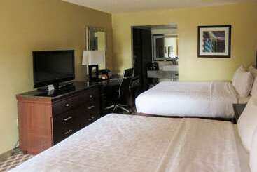 فندق Clarion Inn