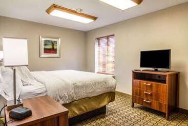 בית מלון כפרי Clarion Inn