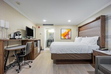 Отель Holiday Inn Plainview Long Island, An Ihg