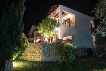 דירות לתיירים Avista Villa