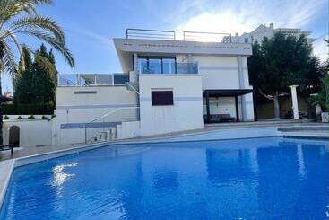 דירות לתיירים Dream Villa In Albir Blueline